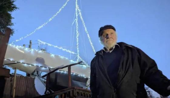 82-year-old man builds 30-foot yacht in backyard as Christmas project