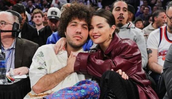 Selena Gomez, Benny Blanco’s festive kiss heats up holiday season