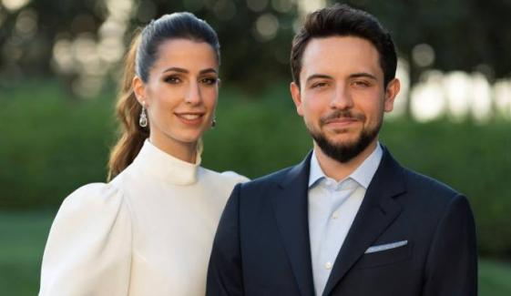 Crown Prince Hussein, Rajwa ring in new year with delightful photo