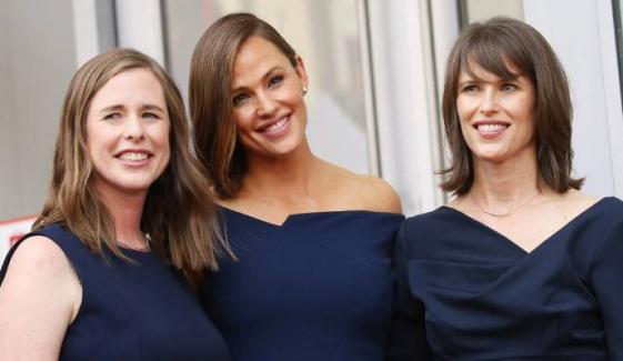 Jennifer Garner posts rare childhood snaps in sweet tribute to sisters