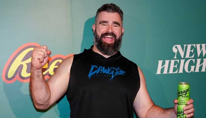 Jason Kelce promoviendo moda local