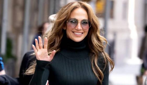 Jennifer Lopez turns up heat in sporty chic fit: ‘push today, glow tomorrow’