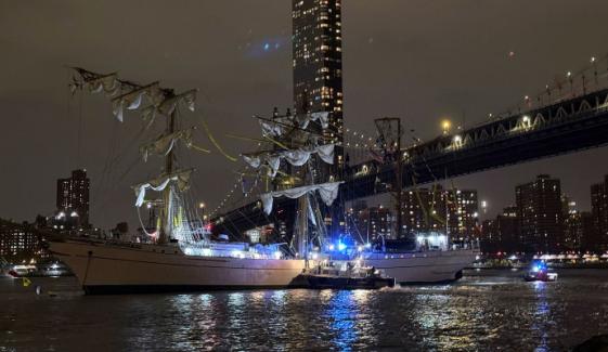 Mexican Navy ship collides with New York City's Brooklyn Bridge, 20 injured