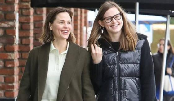 Jennifer Garner, daughter Violet step out for low-key grocery run: SEE