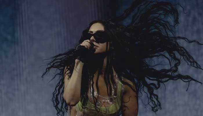 Charli XCX brings out special guest for viral 'Apple' dance at Lido ...
