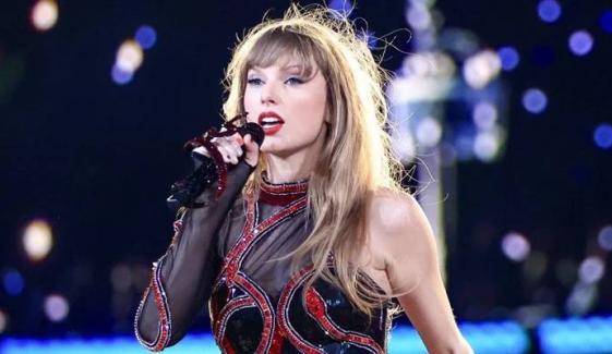 Taylor Swift performs ‘Shake It Off’ at NFL event amid music break