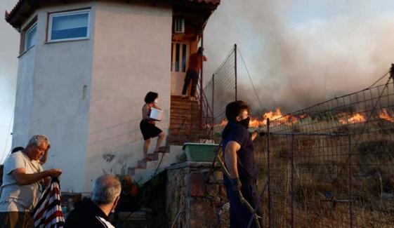 Greece wildfires: Woman detain for starting blaze with cigarette 