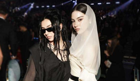 Gracie Abrams nails viral ‘Apple’ dance during Charli XCX’s Glastonbury set