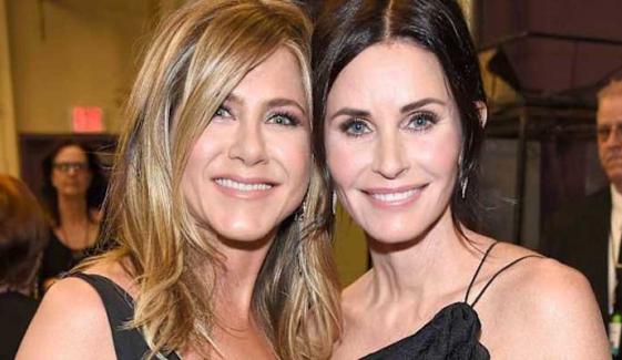 Jennifer Aniston shares adorable photo with Courteney Cox in ‘Monday’ dump