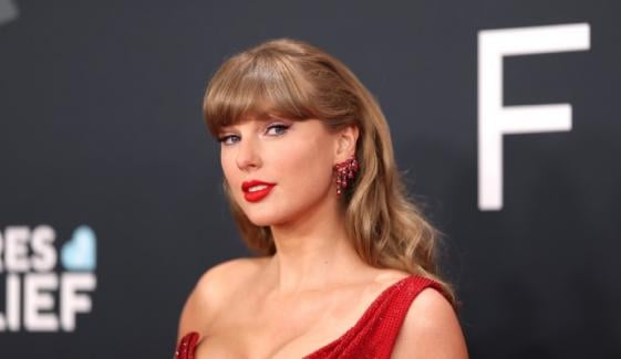 Taylor Swift buys $13K giant bracelet from New Orleans concert venue