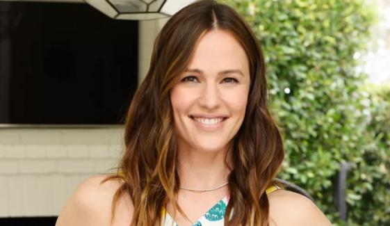 Jennifer Garner wows in chic look on upcoming series ‘Five Star Weekend’ set