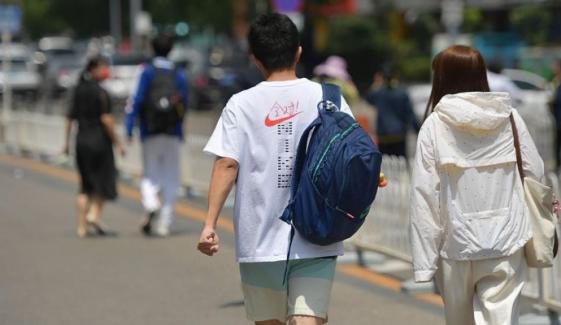 Chinese students find unique ways to fight off intense heatwave