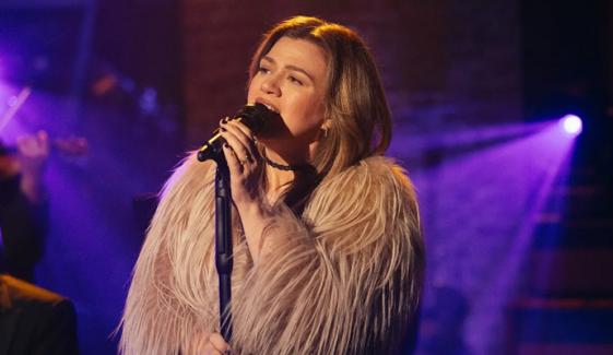 Kelly Clarkson packs Las Vegas setlist with fan-favourite songs