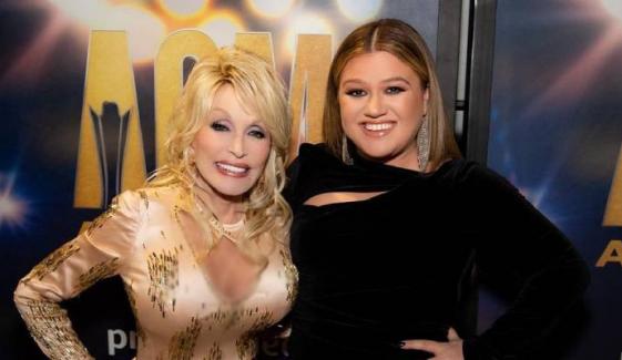 Dolly Parton offers words of wisdom to Kelly Clarkson after tragic loss