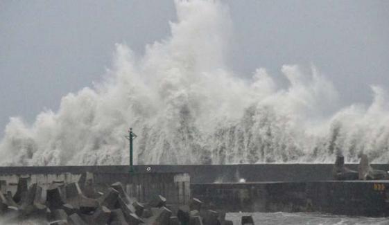 Typhoon Podul makes landfall in Taiwan, disrupting hundreds of flights