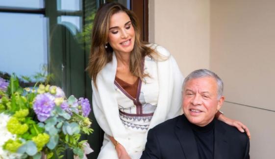Queen Rania delights public with tender gesture toward King Abdullah