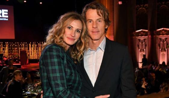 Julia Roberts packs on rare PDA with Danny Moder after solo appearance
