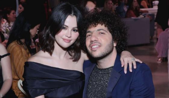 Selena Gomez shows off slim new look as she hits major achievement