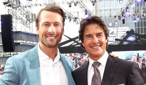 Glen Powell credits Tom Cruise for his impressive look in ‘Chad Powers’