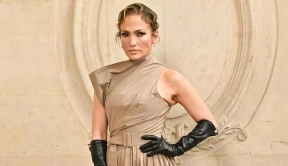 Jennifer Lopez sets record straight on horrible wardrobe malfunction