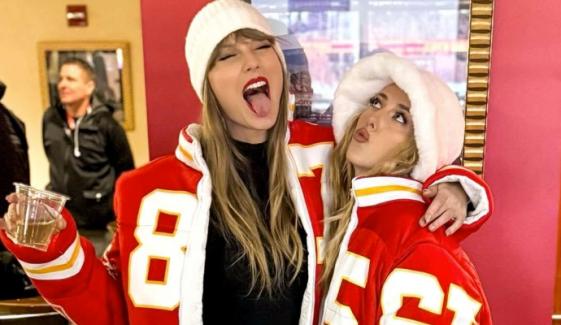 Taylor Swift joins Brittany Mahomes to cheer on Travis Kelce