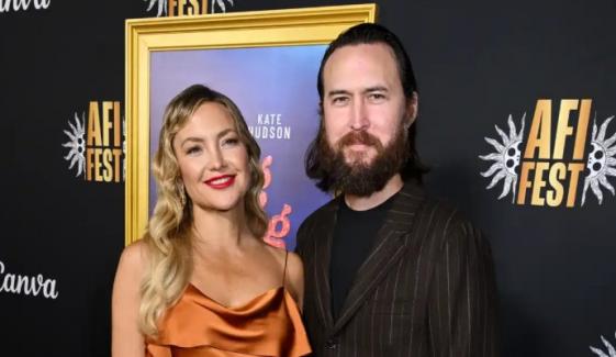 Kate Hudson, Danny Fujikawa make rare appearance at 'Song Sung Blue' premiere