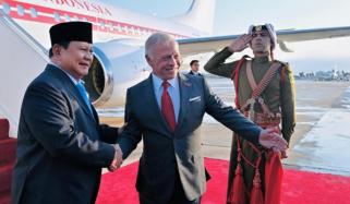 King Abdullah receives thunderous welcome in Jakarta Indonesia 