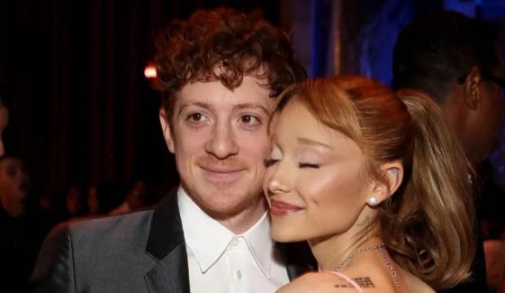 Ariana Grande beau Ethan Slater sparks break up rumours with awkward remarks