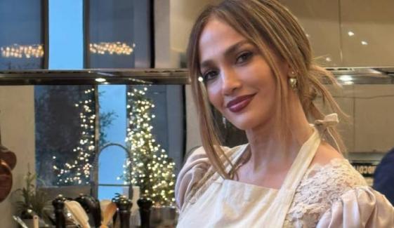 Jennifer Lopez turns chef, roasts giant turkey for lavish Thanksgiving feast