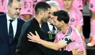 Alcaraz presents MLS Eastern Conference champion trophy to Messi in Miami 