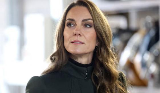 Kate Middleton receives hug from cancer-stricken singer despite restriction