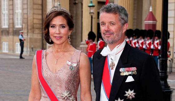 Queen Mary tucks special wedding symbol into Christmas tree