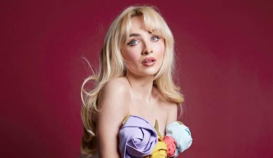 Sabrina Carpenter revives '90s iconic dress for glam appearance on Seth Meyers show