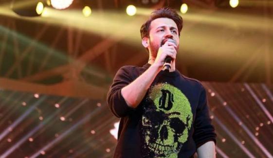  Atif Aslam's fun banter with rooftop fans steals show at Bangladesh concert