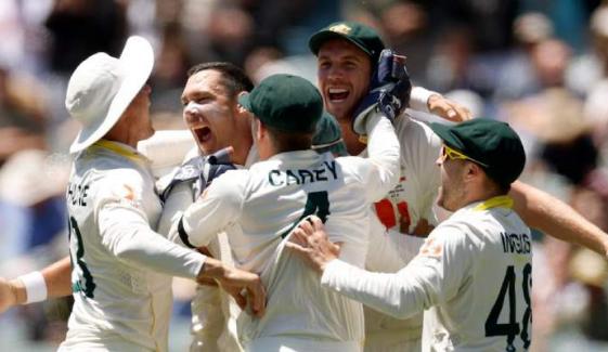 Australia crushes England to clinch Ashes with 3-0 lead
