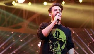  Atif Aslam's fun banter with rooftop fans steals show at Bangladesh concert