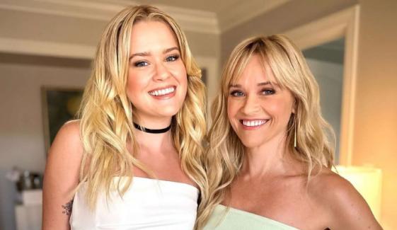 Reese Witherspoon breaks internet with holiday snaps of her lookalike daughter