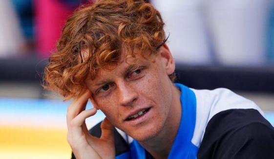 Sinner wishes fans Merry Christmas, flexing muscles in pre-season training