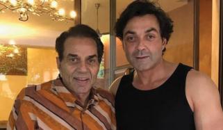 Bobby Deol tearfully remembers late father Dharmendra at 'Ikkis' premiere