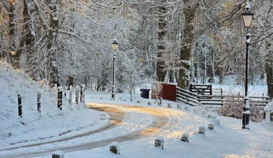 UK braces for snow and icy conditions with major travel disruption this week