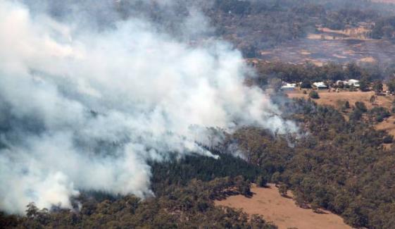 Australia bushfires: Deadly fires destroy 300 homes in Victoria