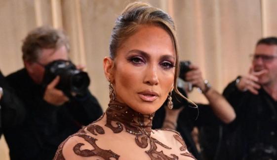 Jennifer Lopez wows fans with jaw-dropping bold outfit at 2026 Golden Globes 