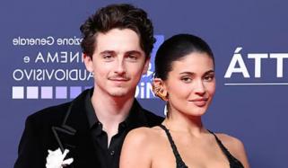 Kylie Jenner, Timothée Chalamet react to surprise Golden Globe name card