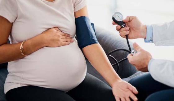 Modest rise in blood pressure linked to pregnancy risks, study