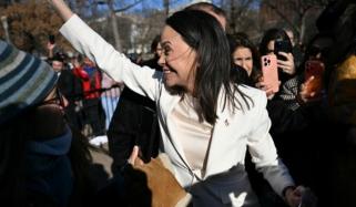 María Corina Machado presents her Nobel Peace Prize to Trump in shocking move