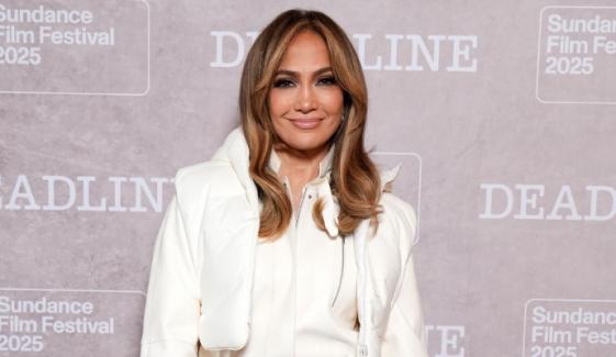 Glambot director defends Jennifer Lopez amid rudeness claims at Golden Globes