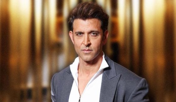 Hrithik Roshan sparks health concerns after being spotted on crutches at party