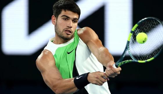 Injured Carlos Alcaraz beats Alexander Zverev in exciting Australian Open semi-final