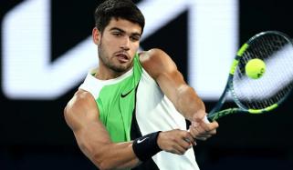 Injured Carlos Alcaraz beats Alexander Zverev in exciting Australian Open semi-final