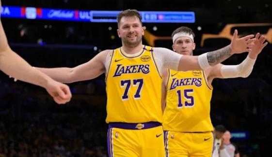 Austin Reaves reacts to Luka Doncic injury after 76ers win